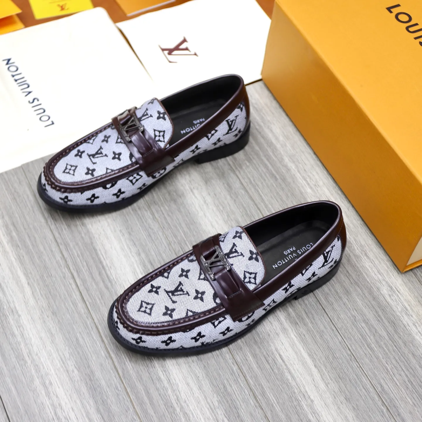 Men's shoes 💰: 💰900LV Louis Vuitton slip-on loafers, top quality products produced in Dongguan, ready for sale! This LV Glove loafer is made of selected soft cowhide, with a slightly wrinkled leather surface and a very high-end texture. Each pair is unique. The leather surface is light and soft, with a fine texture and good luster. It is a classic loafer style, with exquisite handmade mark stitching on the toe, and a square toe configuration to highlight the classic style. The horizontal band has hot-printed LV three-dimensional letters, semi-solid handcrafts and a genuine leather outsole, and a rubber patch on the heel to create wear-resistant performance and comfort. One of the must-have loafers for men! Comes with full original packaging! Code number: 38-39-40-41-42-43-44 (38, 45, 46 customized) standard leather shoe code